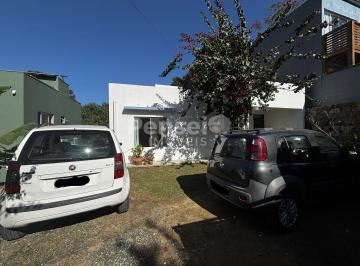 Casa · 109m² · 3 Quartos · 3 Vagas · Casa Térrea Semi-Mobiliada com Amplo Quintal – Pântano do Sul – Florianópolis
