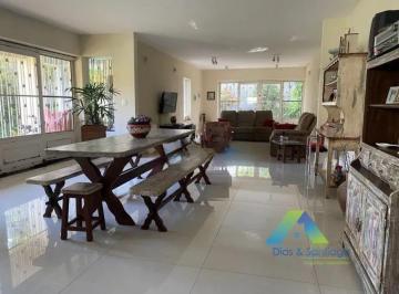 Casa · 424m² · 5 Quartos · 6 Vagas · Casa com 5 dormitórios e 6 vagas para locação em Bosque da Saúde/SP!