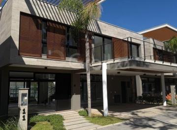 Casa · 284m² · 3 Quartos · Casa com 3 suítes no bairro Canto da Lagoa