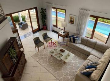 76daffda33b83467c4cd1ebbda85bcf37e65399d · Belíssima casa assobradada, com 2 terrenos em condomínio fechado.