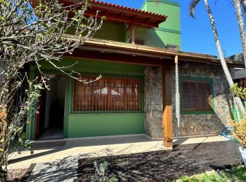 Casa · 174m² · 4 Quartos · 2 Vagas · Casa impecável em ótima localização Canasvieiras