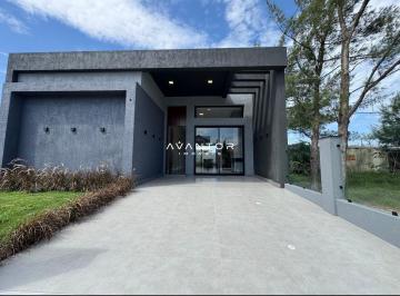 Casa · 117m² · 4 Quartos · 2 Vagas · Casa de 4 dormitórios, com jardim interno e 2 vagas garagem, em Xangrilá (RS)