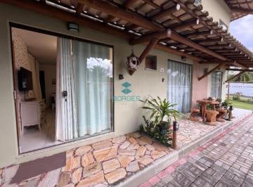 Fachada charmosa com varanda coberta · Village duplex mobiliado à venda em Imbassaí no Condomínio Canto da Jandaia com 1 suíte, varanda e p