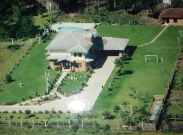 Casa · 3300m² · 4 Quartos · 2 Vagas · Se você procura sofisticação, espaço amplo, conforto e uma tranquila localização para morar, essa é