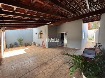 Casa · 240m² · 3 Quartos · 3 Vagas · Casa com 3 quartos sendo 1 suíte disponível para venda no bairro Planalto em Uberlândia-MG