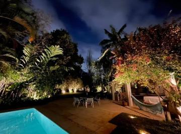 f04b070e55f4d11b40d97cf3685bbf0ba014c5a9 · Casa com 5 quartos (3 suítes), 6 vagas, muito verde, 550m² - Jardim Guedala, São Paulo SP