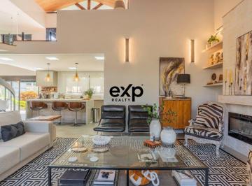 Casa · 343m² · 3 Quartos · 2 Vagas · Casa à venda toda repaginada com 03 suites ao lado do colégio Porto Seguro em Valinhos/SP