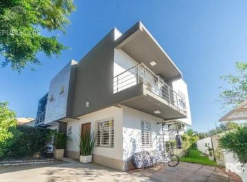 Casa · 176m² · 3 Quartos · 2 Vagas · Casa, totalmente mobiliada, 3 dormitórios, 1 uma suíte com closet e sacada