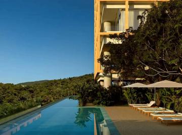 Piscina com raia e deck · Apartamento à venda, 4 a 6 quartos, Vale do Sereno - Nova Lima