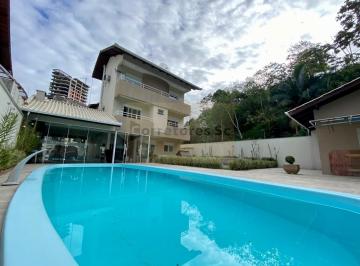 Casa · 290m² · 4 Quartos · 3 Vagas · Casa com Piscina, Suíte Master e Ambientes Amplos – A poucos minutos do mar em Porto Belo/SC