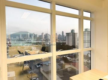 Comercial · 55m² · 1 Vaga · Sala comercial à venda no Centro de Navegantes, 100% mobiliada, com 1 vaga de garagem e localização