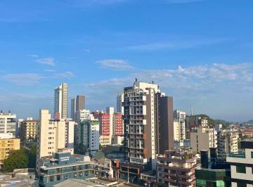 Apartamento · 84m² · 2 Quartos · 1 Vaga · Apto mobiliado com 2 dormitórios (1 suíte) e varanda – Centro de Torres