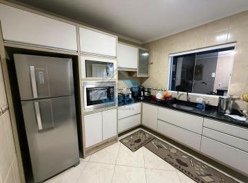 Foto 01 · Sobrado para vender no Vitória Régia, no Bairro CIC, com dois quartos, sala, cozinha, edícula com ch