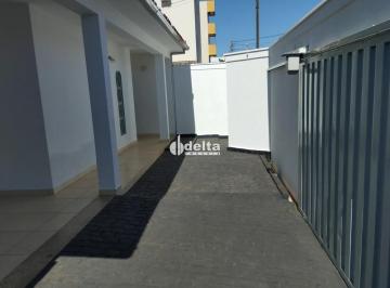 Casa · 360m² · 4 Quartos · 2 Vagas · Casa disponível para venda no bairro Santa Mônica em Uberlândia MG