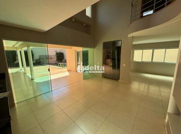 Casa · 589m² · 4 Quartos · 3 Vagas · Casa em condomínio com 4 suítes disponível para locação no bairro Morada da Colina em Uberlândia-MG