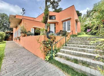 Casa · 879m² · 4 Quartos · 6 Vagas · Linda casa com jardim frutífero e amplos espaços integrados! à venda, 218m²