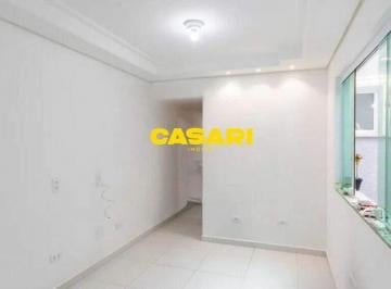 Apartamento · 55m² · 2 Quartos · 1 Vaga · Apartamento térreo à venda ou aluguel no Jardim Ana Maria – 2 dormitórios, suíte e 1 vaga em Santo A