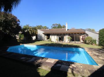 ÁREA DE PISCINA · CASA TERREA NO BATEL COM 400M2 E TERRENO DE 1600M2.