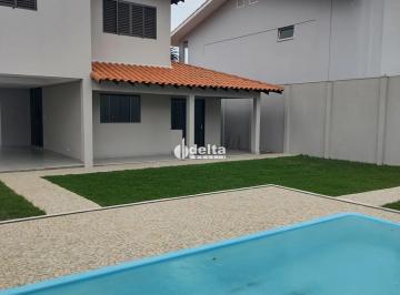 Casa · 251m² · 3 Quartos · 3 Vagas · Casa residencial disponível para locação no bairro Jardim Karaíba em Uberlândia-MG