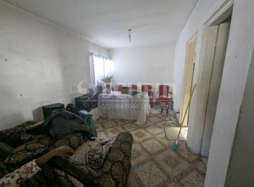 Casa · 100m² · 3 Quartos · 2 Vagas · Sobrado com 03 quartos, sala para 02 ambientes, lavabo, cozinha, quintal