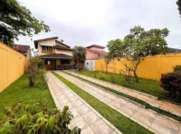 Casa · 156m² · 3 Quartos · 5 Vagas · Oportunidade Única: Sobrado Espetacular a 200m da Praia Martim de Sá!