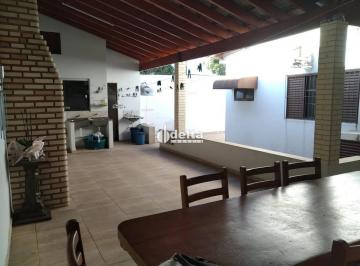Casa · 300m² · 3 Quartos · 6 Vagas · Casa residencial disponível para venda no bairro Roosevelt em Uberlândia-MG.