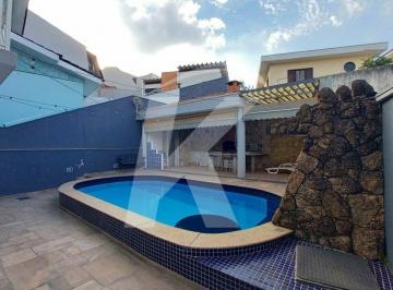 Casa · 450m² · 4 Quartos · 5 Vagas · Sobrado com 4 dormitórios, sendo 3 com suítes, 3 salas, cozinha, 8 banheiros e 5 vagas de garagem.