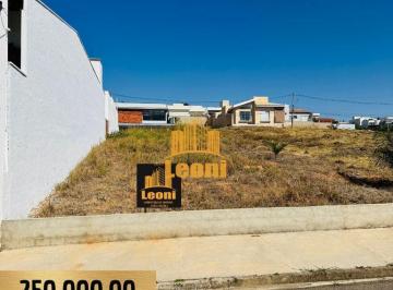 oqertgy2odgyotywzgi0ztax_md · Terreno com belas construções em volta no Monte Verde