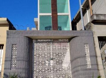 Casa · 190m² · 6 Quartos · 4 Vagas · Sobrado frontal