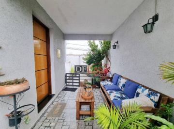 ef204d1630bbb634e50167e979f2bc30be3ad32a · Casa Assobrada com 5 dormitórios sendo 2 suítes com 2 vagas de garagem.