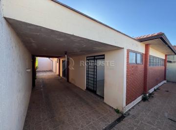 Casa · 190m² · 3 Quartos · 3 Vagas · Casa de 3 dormitorios com suite e lareira no Centro de Botucatu / Garagem coberta