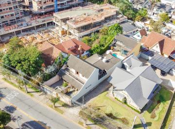 Casa de 5 quartos, Curitiba · Casa em região nobre do bairro Ahú com mais de 500 m² de terreno.