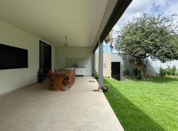 Casa · 235m² · 4 Quartos · 2 Vagas · Casa com 4 quartos à venda, Bairro Segismundo Pereira - Uberlândia/MG