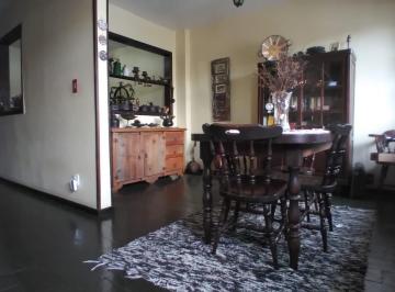 Casa · 107m² · 2 Quartos · Sobrado junto à rua principal em Santa Catarina