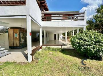 Casa · 1000m² · 3 Quartos · 4 Vagas · Maravilhosa Casa envidraçada, com planejados, muito verde! 345 m²