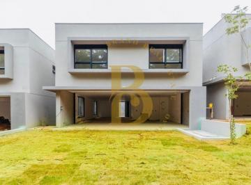 Casa · 828m² · 4 Quartos · 6 Vagas · Linda casa em condomínio fechado, localizada na Chácara Santo Antônio.