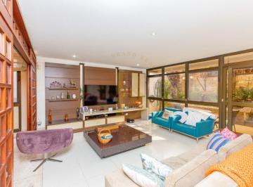 Casa · 352m² · 5 Quartos · 4 Vagas · Casa com 352 m², 5 quartos sendo 3 suítes 4 vagas no Jardim da Saúde.