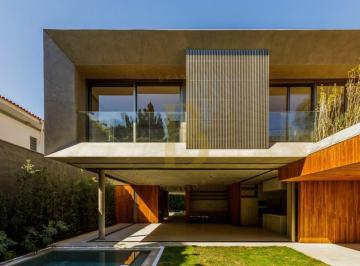 Casa · 620m² · 5 Quartos · 4 Vagas · Casa exclusiva á venda de 620m², com 05 suítes, piscina e 04 vagas no Jardim América
