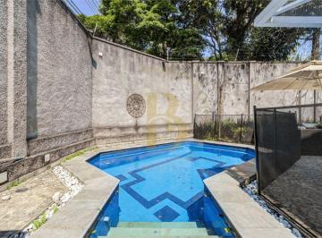 Casa · 251m² · 3 Quartos · 3 Vagas · Linda casa com piscina privativa, em condomínio fechado, localizada na Chácara Monte Alegre.