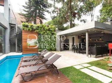 Casa · 695m² · 5 Quartos · 8 Vagas · Casa com 695 m², 5 quartos sendo 5 suítes à venda no bairro Campo Belo.