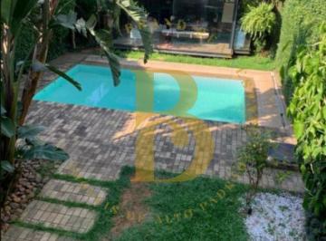 Casa · 340m² · 3 Quartos · 3 Vagas · Casa com piscina, 340m², 3 suítes, 3 vagas e quintal á venda no Campo Belo.