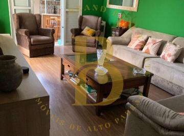 Casa · 220m² · 3 Quartos · 2 Vagas · Casa com 220 m², 3 quartos sendo 0 suíte à venda no bairro Vila Campo Grande.
