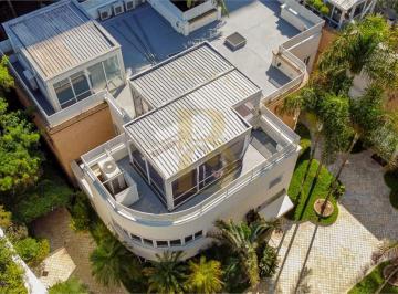 Casa · 910m² · 4 Quartos · 8 Vagas · Casa de condomínio com 910 m², 4 quartos sendo 3 suítes à venda no bairro Jardim Europa.