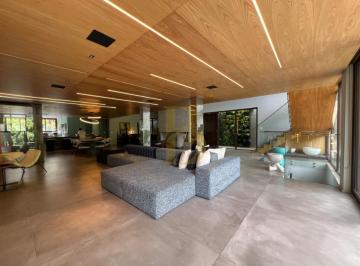 Casa · 860m² · 3 Quartos · 3 Vagas · Casa de Villa com 860 m²sendo 3 suítese 3 vagas de garagem à venda no bairro Chácara Monte Alegre.
