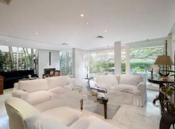 Casa · 274m² · 3 Quartos · 3 Vagas · Casa com 274 m², 3 quartos sendo 1 suíte à venda no bairro Jardim Europa.