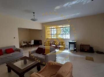 Casa · 300m² · 3 Quartos · 2 Vagas · Casa com 300 m², 3 quartos sendo 2 suítes à venda no bairro Jardim Luzitânia.