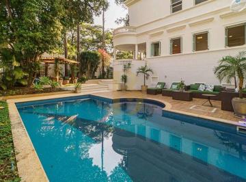 Casa · 565m² · 4 Quartos · 5 Vagas · Linda casa com piscina privativa em condomínio fechado, localizado na Chácara Flora.