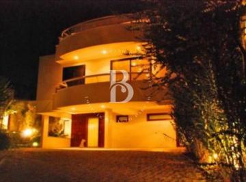 Casa · 728m² · 4 Quartos · 4 Vagas · Incrível casa em condomínio fechado na Chácara Flora.