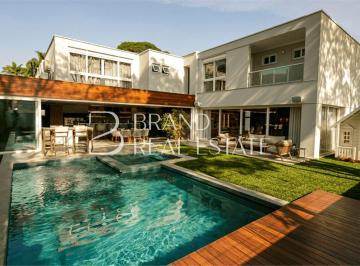 Casa · 650m² · 4 Quartos · 10 Vagas · Belíssima casa em condomínio, com total segurança, localizada no Campo Belo.