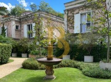 Casa · 560m² · 4 Quartos · 6 Vagas · Casa elegante com jardim privativo em localização cobiçada